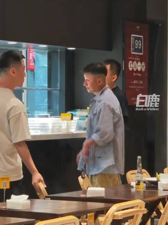 演员文章面馆爆火，每天放号200个，出现代排队服务，最高炒到500元