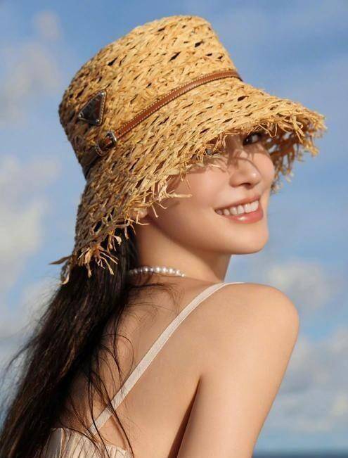 杨颖五一海边美照美翻了！甜妹甜度拉满，评论区全是大型表白现场