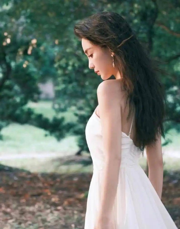 杨颖五一海边美照美翻了！甜妹甜度拉满，评论区全是大型表白现场