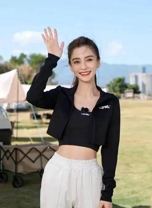 杨颖五一海边美照美翻了！甜妹甜度拉满，评论区全是大型表白现场