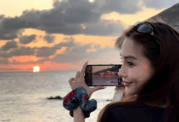 杨颖五一海边美照美翻了！甜妹甜度拉满，评论区全是大型表白现场