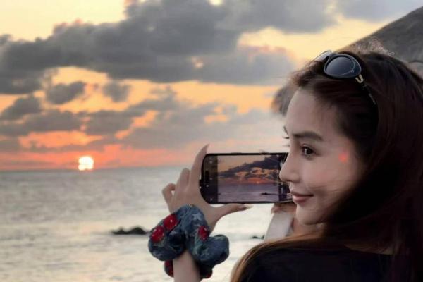 杨颖五一海边美照美翻了！甜妹甜度拉满，评论区全是大型表白现场