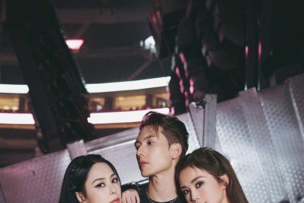 酷飒皮衣杀回舞台！阿娇晒英皇25周年后台照，Twins与关智斌同框掀回忆杀