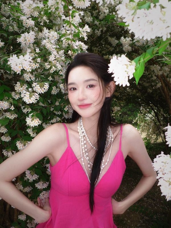 王玉雯春日花海写真释出 粉裙珍珠造型美到出圈