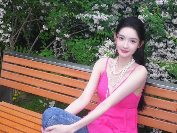 王玉雯春日花海写真释出 粉裙珍珠造型美到出圈