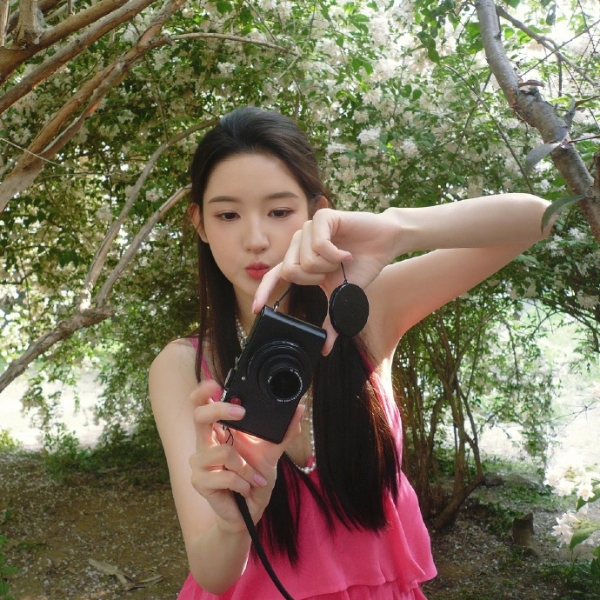 王玉雯春日花海写真释出 粉裙珍珠造型美到出圈