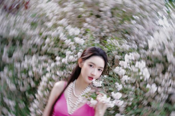 王玉雯春日花海写真释出 粉裙珍珠造型美到出圈