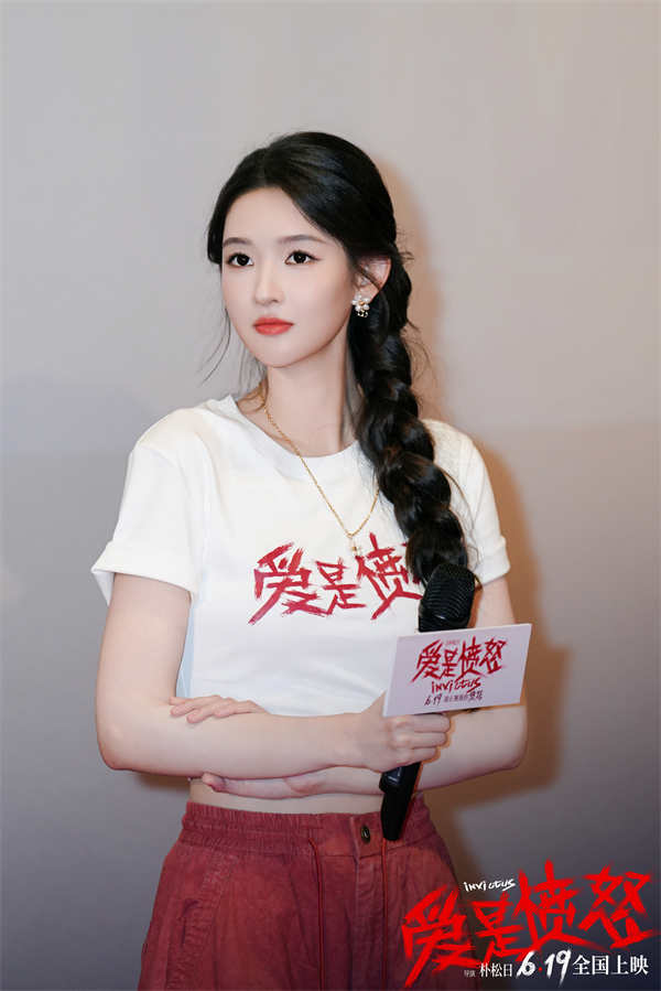 电影《爱是愤怒》重庆路演王安宇分享水下龙舟幕后 王玉雯解读守护型愤怒 主创鼓励普通人勇敢挥出一拳