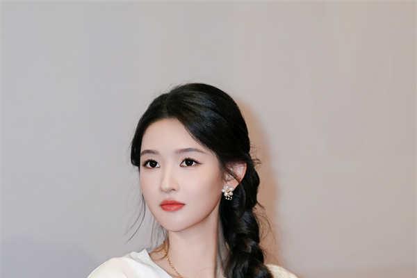 电影《爱是愤怒》重庆路演王安宇分享水下龙舟幕后 王玉雯解读守护型愤怒 主创鼓励普通人勇敢挥出一拳