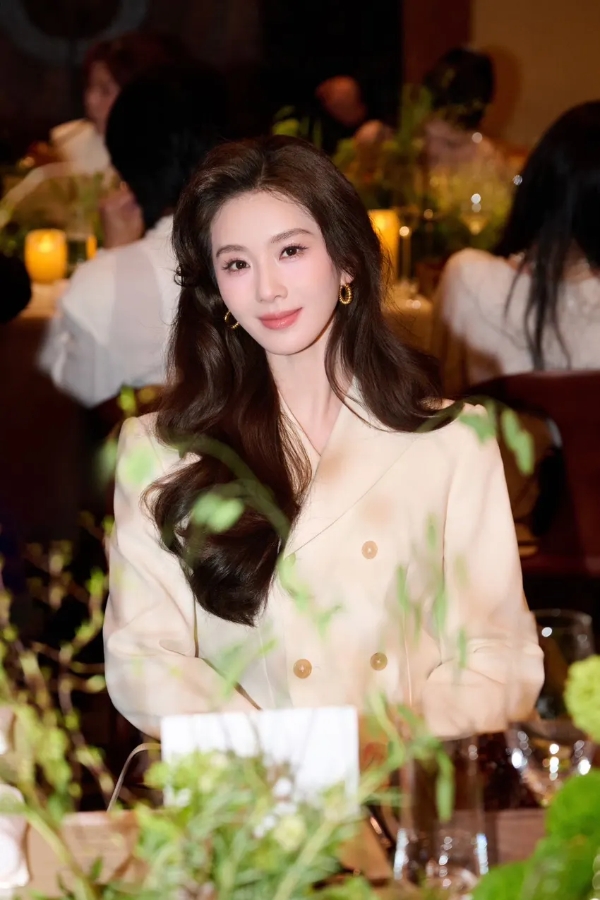全网刷屏！刘诗诗掀头纱名场面杀疯了 这才是内娱压轴该有的天花板