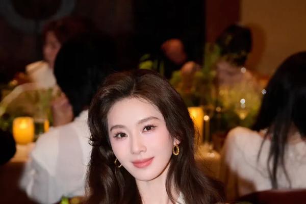 全网刷屏！刘诗诗掀头纱名场面杀疯了 这才是内娱压轴该有的天花板