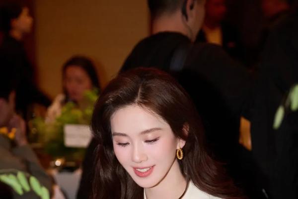 全网刷屏！刘诗诗掀头纱名场面杀疯了 这才是内娱压轴该有的天花板