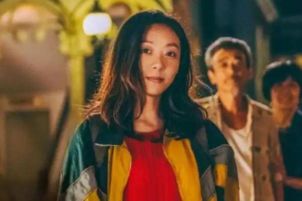 《美人鱼 2》2018 年早已杀青，原定 2020 年上映，罗志祥、吴亦凡接连塌房，星爷拒绝 AI 换脸选择大规模重拍