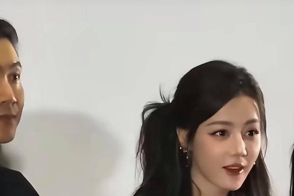 迪丽热巴听到周星驰女儿当场瞳孔地震，网友：这反应我能笑一年
