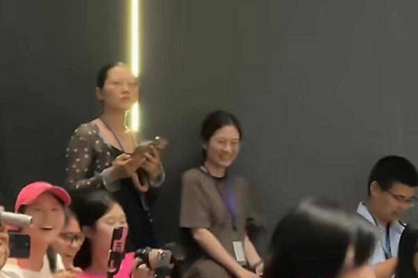 迪丽热巴听到周星驰女儿当场瞳孔地震，网友：这反应我能笑一年
