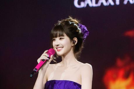 赵露思「STAY ROMANTIC」澳门演唱会火热开唱，自然堂全域应援助力代言人「从头控场」