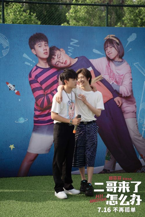 郑伟和香奈儿接吻图片