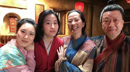刘亦菲等演员晒幕后照庆祝《花木兰》一周年