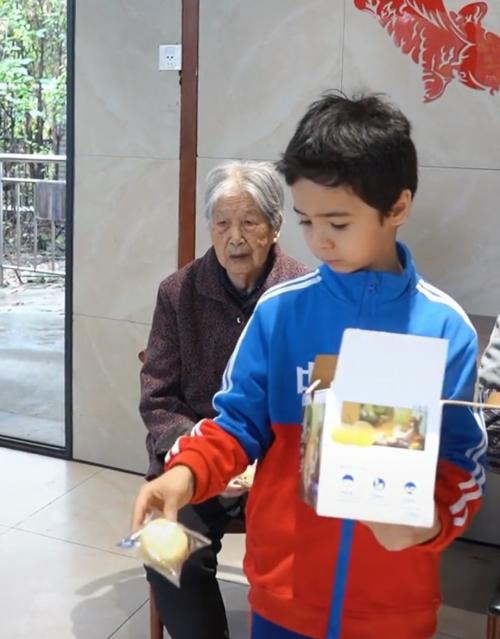 张纪中带全家做公益，71岁看着比同龄人还年轻，混血儿子帮发东西