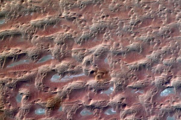 最新影像传回！从国际空间站遥望沙特阿拉伯的壮观沙漠，竟宛如火星沙丘 