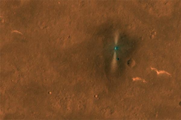 NASA拍摄了“祝融号”在火星上的首张俯视高清照：外观和周围地貌清晰可见 