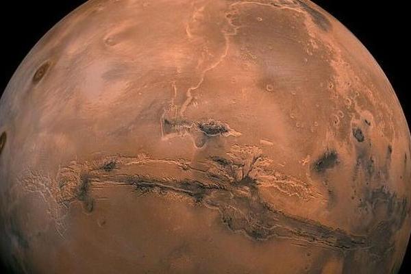 细节满分！“祝融号”最新火星影像发布：近距离“看”降落伞与背罩 