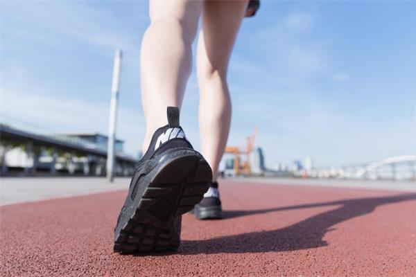 不想跑步受伤？研究：身体过于前倾不仅跑不出健康，还让你膝盖疼背疼 