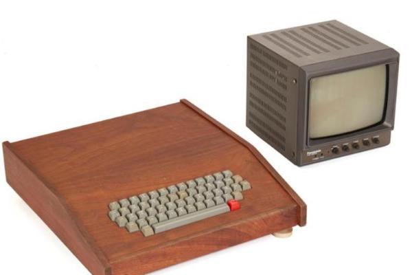 收藏者的毕生梦想！乔布斯亲手组装的初代苹果电脑 Apple-1 拍出250万元