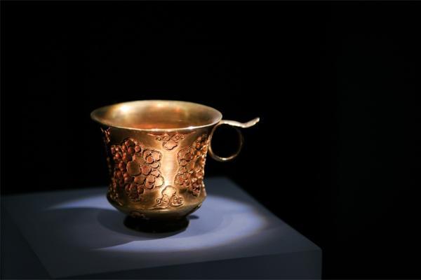 陕西秦墓中发现罕见纯金饰品 网友：几千年前的秦国工匠太精致了 