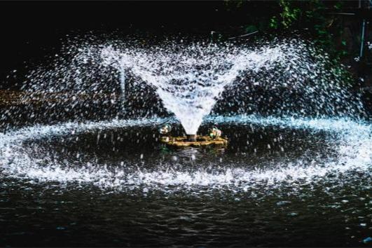 研究发现：在水面上照射激光束，可创造出向上的喷泉