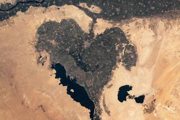 这份情人节礼物，比鲜花更浪漫！宇航员在埃及发现一个古老的“心形绿洲” 