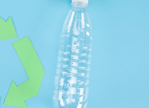塑料包装对健康不利|少用塑料瓶喝水！塑料中的化学物质会转移至水中，对细胞造成伤害