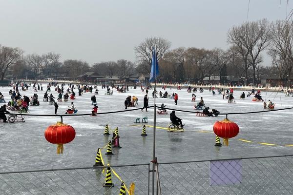 当冬奥撞上春节，南方人在北京露天冰场惊呆了：像赶集一样欢快
