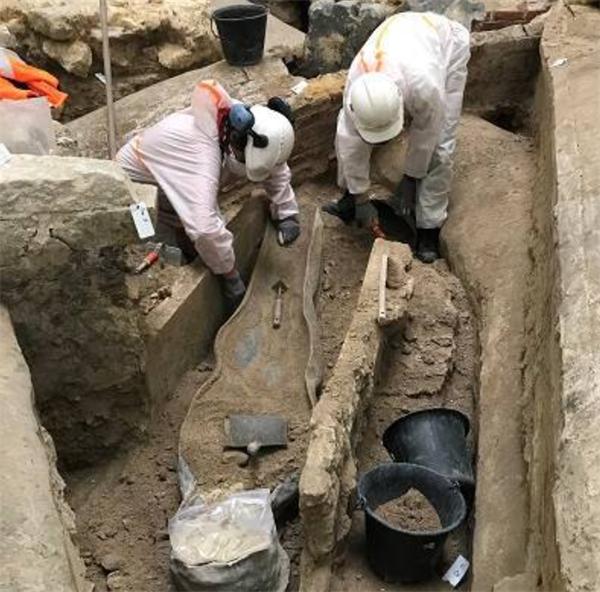 巴黎圣母院大火后，考古学家在地下发现“人形石棺”_产经_前瞻经济学人
