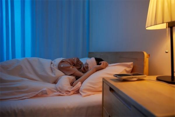 关掉你的夜灯！睡觉开灯会导致患肥胖、糖尿病和高血压的风险提高