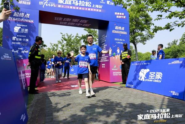 邹市明热情领跑 2023圣象家庭马拉松上海站欢乐开跑 圣象获全民健身贡献奖