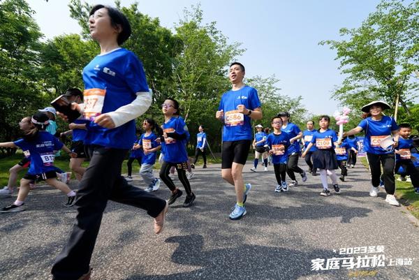 邹市明热情领跑 2023圣象家庭马拉松上海站欢乐开跑 圣象获全民健身贡献奖