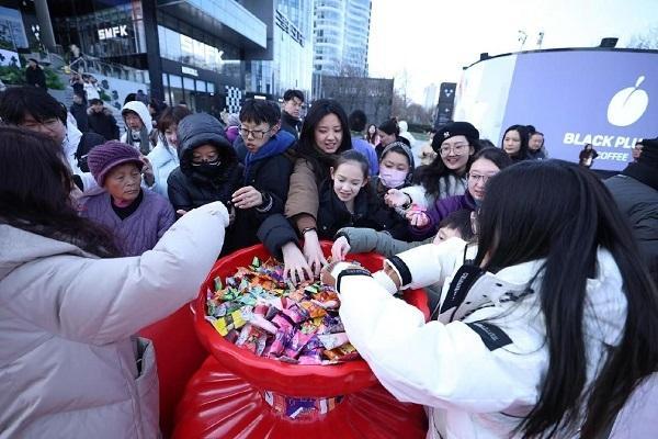 徐福记启动春节营销 开启6城花车撒糖中国行