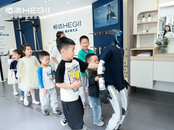 美好此间地标行白举纲惊喜空降，卫浴全场景解决方案树立品质生活新标杆