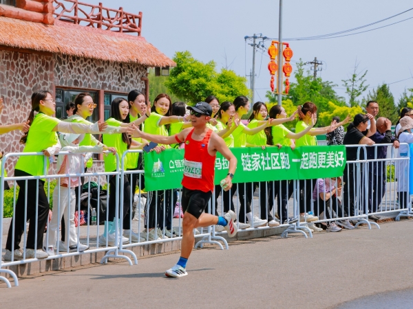 “尽享生态奔向美好”北京链家亮相2025密云马拉松