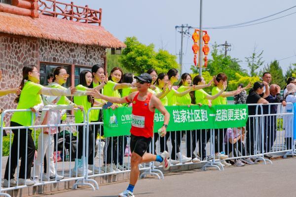 “尽享生态奔向美好”北京链家亮相2025密云马拉松