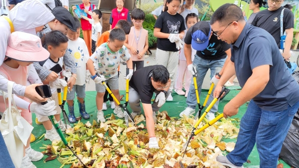 从“垃圾”变“沃土” 万科物业“梅林模式”为落叶堆肥减碳提供新样本
