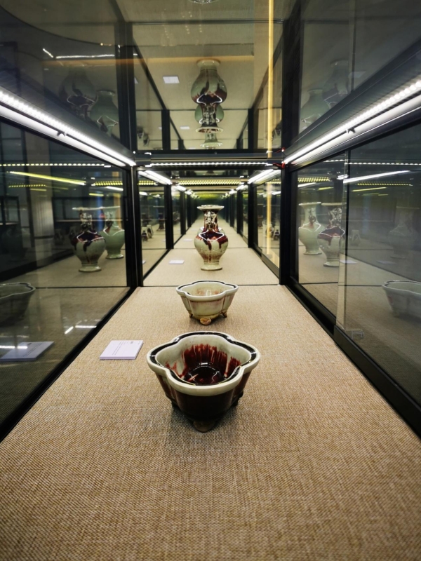 红色钧官窑精品展亮相深铁珑境，展期至10月底