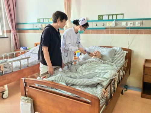 长护险“江阴模式”再探路：医保商保“双向奔赴” 向专业护理服务稳步转型 
