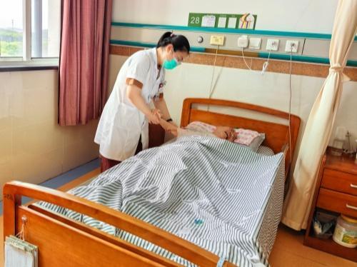 长护险“江阴模式”再探路：医保商保“双向奔赴” 向专业护理服务稳步转型 