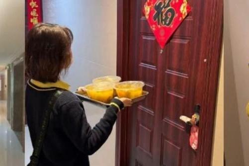 入住不足十天，她却年年主动缴清物业费 跨越千里的托付，藏着一群年轻人的“赤诚密码”