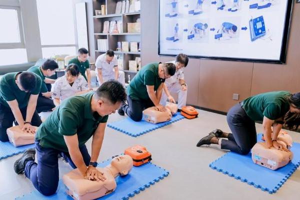 首台AED装机、70位经纪人认证急救技能，北京链家打造“会救命的社区门店”