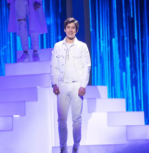 韩东君白衣白裤少年感十足舞台首秀开启霸屏模式