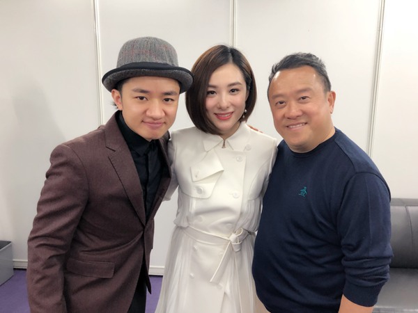 刘璇优雅亮相完美主持演艺内协会启动礼