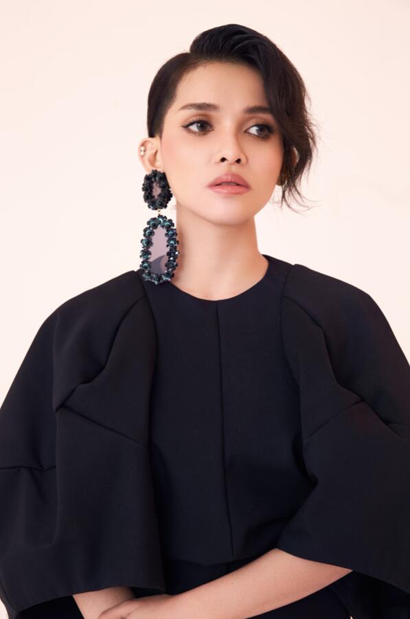 kz谭定安最新写真大片质感足 多套look格调清新自然